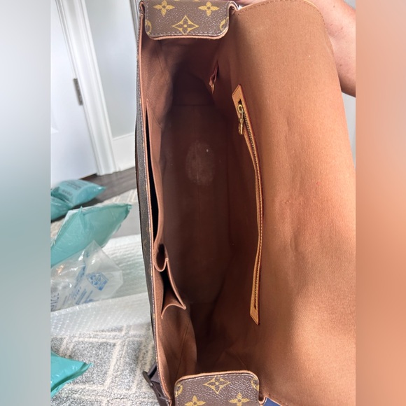 Authentic Louis Vuitton Abbesses Monogram Messenger Bag - Picture 5 of 11